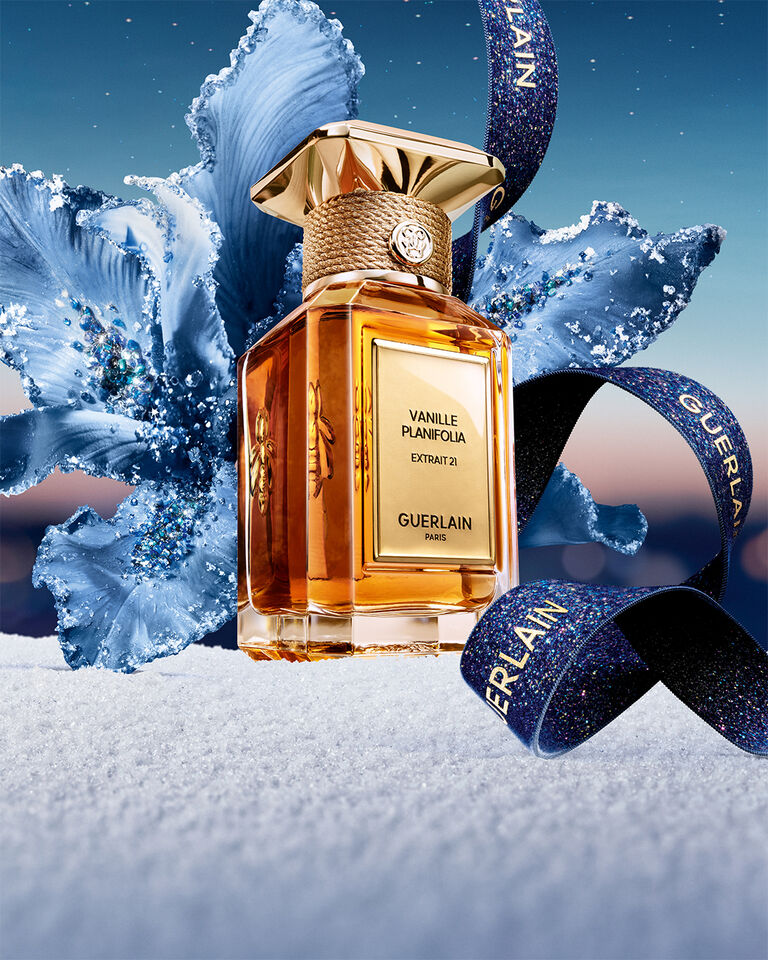 Vanille Planifolia Extrait Bottle with a Blue Sparkling Flower and a Blue Holiday Ribbon