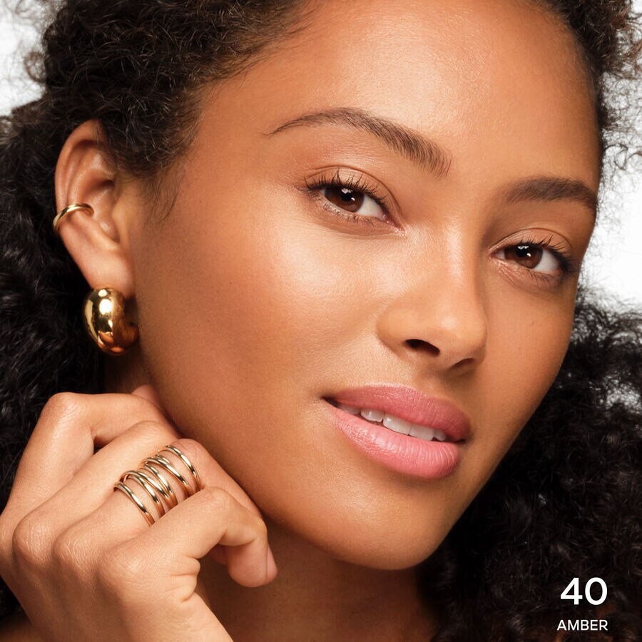 مرطب ملوِّن يمنح البشرة مظهرًا برونزيًا جذابًا (انظر الصورة 3/6)