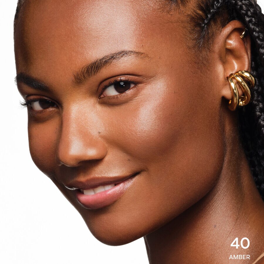 مرطب ملوِّن يمنح البشرة مظهرًا برونزيًا جذابًا (انظر الصورة 4/6)