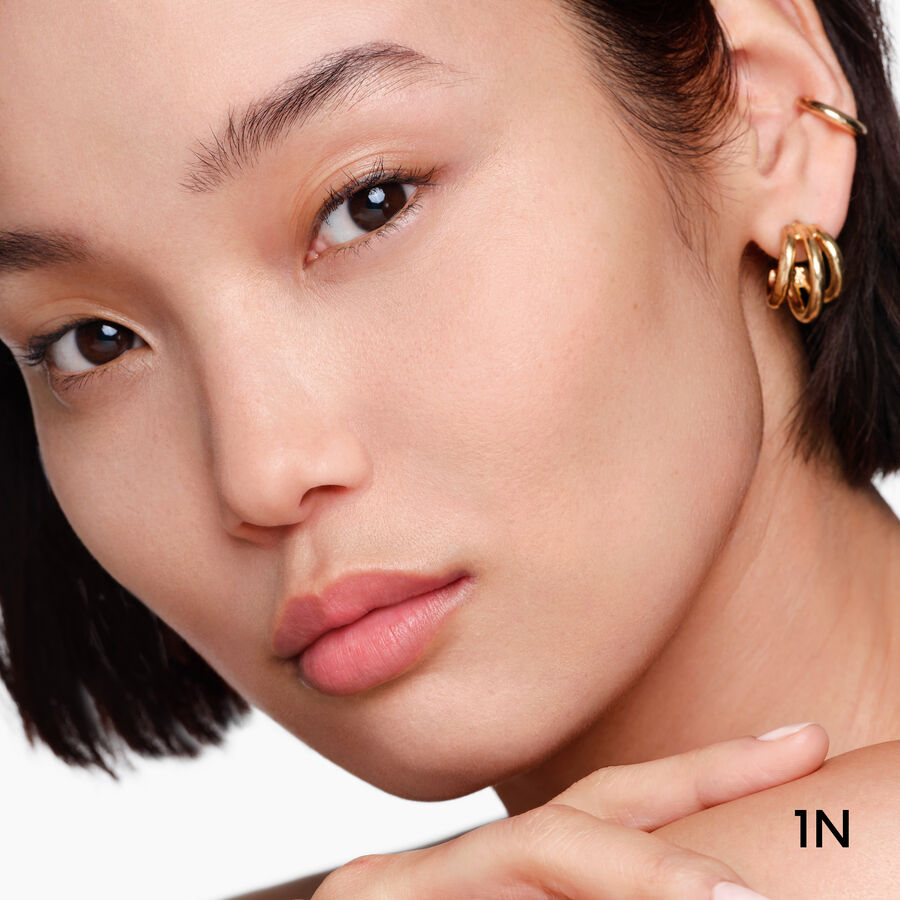 كريم الأساس غير اللامع صغير الحجم وعالي الجودة (انظر الصورة 3/4)