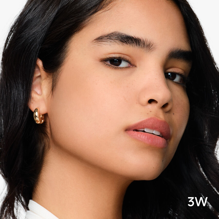 كريم أساس عالي الدقة ثابت غير ملطخ - عناية وثبات لمدة 24 ساعة (انظر الصورة 3/4)