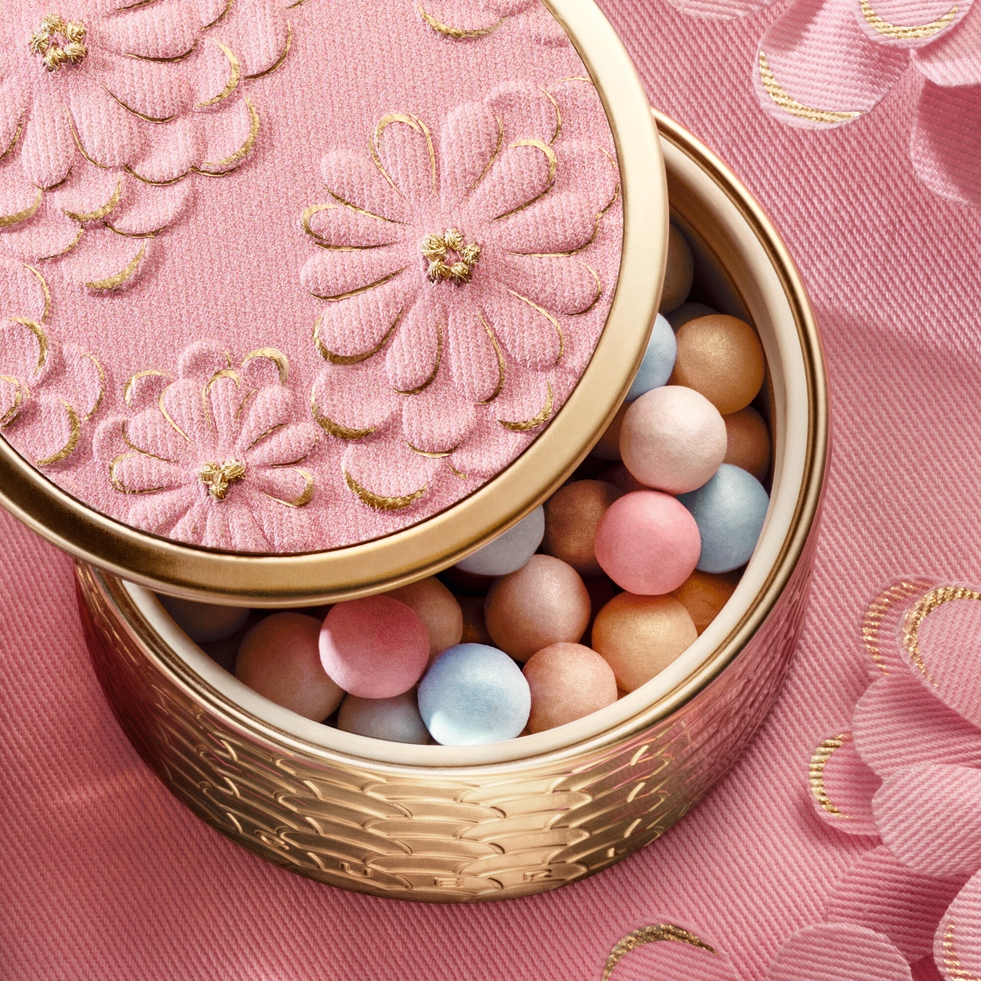 MÉTÉORITES BLOOMING GLOW ⋅ LIGHT-REVEALING PEARLS OF POWDER