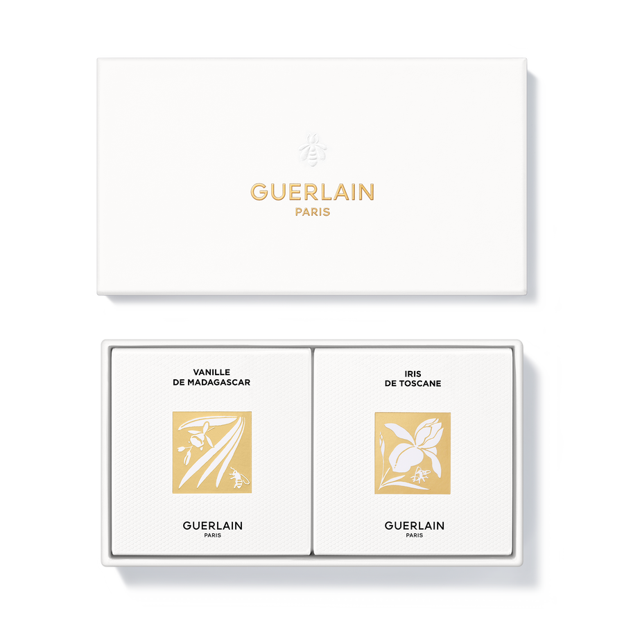 Les fragrances embl&eacute;matiques de la Maison, l'iris et la vanille, d&eacute;voilent leurs notes subtiles et d&eacute;licates dans cet ensemble de deux savons solides. Ces savons impr&egrave;gnent votre routine quotidienne d'une signature olfactive unique. (Voir l'image 1/1)