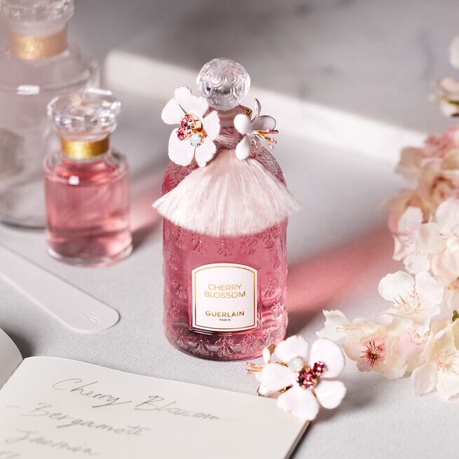 AUSSERGEWÖHNLICHE BEGEGNUNG ⋅ CHERRY BLOSSOM ⋅ GUERLAIN