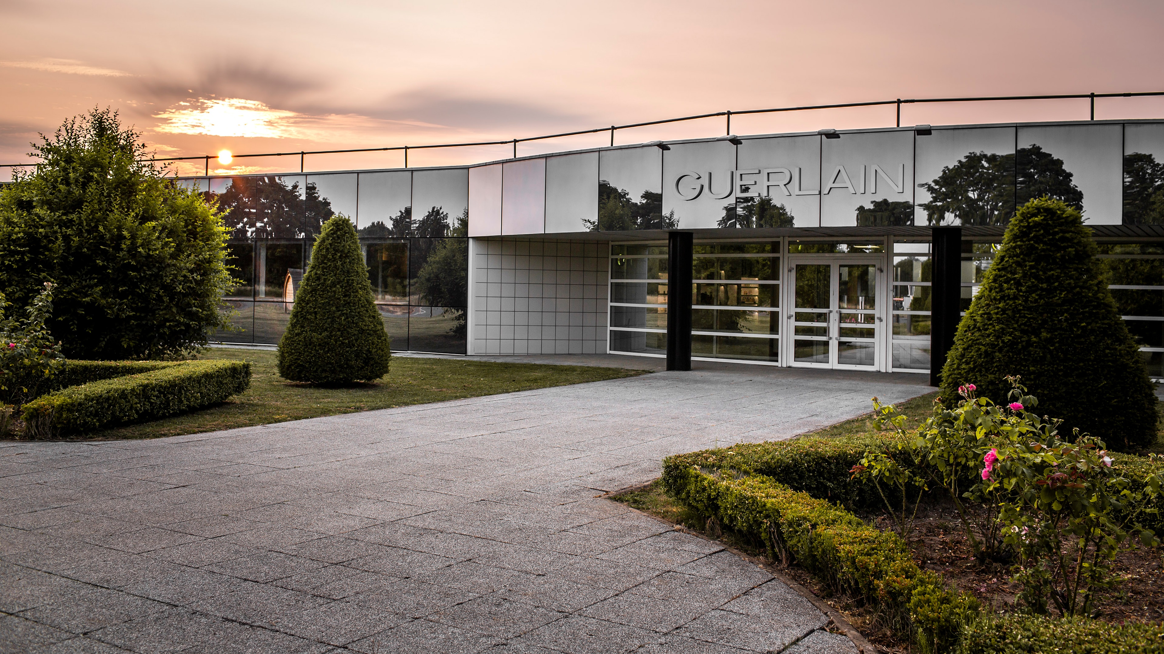 Guerlain refillable products in a natural environment